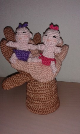 Twee handen met een tweeling.